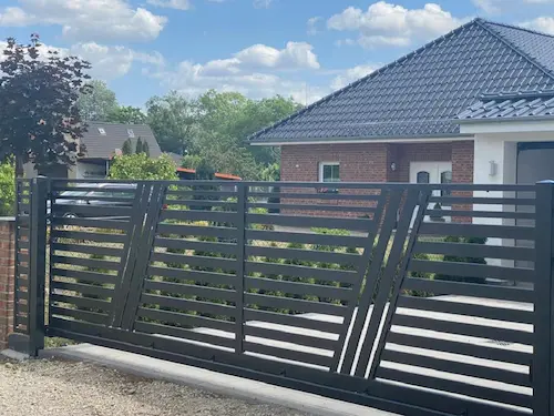 Nowoczesna brama przesuwna przed domem
