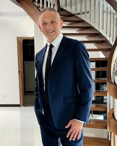 Marcin Cygan przy spiralnych schodach