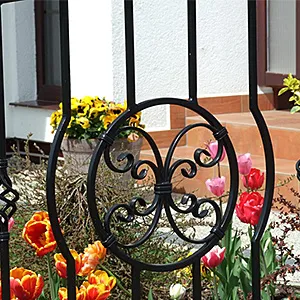 Kute ogrodzenie, kwiaty przed domem