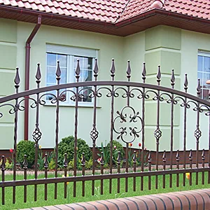 Nowoczesne metalowe ogrodzenie przed domem