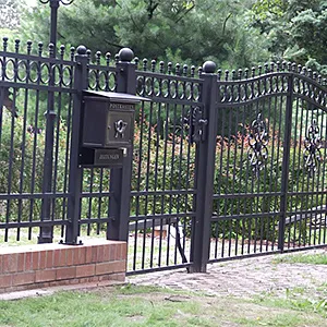 Stylowa brama ogrodowa z kutego żelaza z ozdobami.