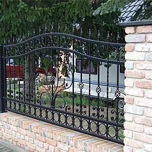 Metalowe ogrodzenie na murze z cegieł