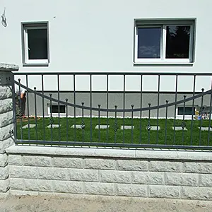 Nowoczesny płot metalowy przed domem