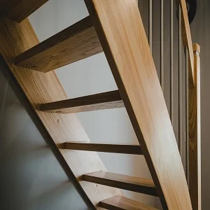 Drewniane schody o nowoczesnym designie we wnętrzu