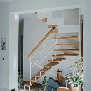 Nowoczesne schody drewniane w salonie