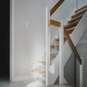 Nowoczesne schody wewnętrzne z drewnianymi stopniami