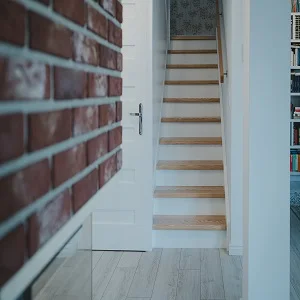 Schody w domu z ceglaną ścianą