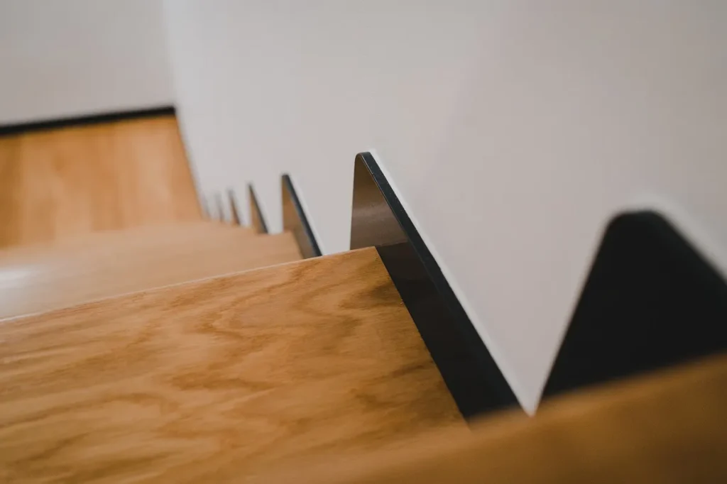 Drewniane schody w nowoczesnym wnętrzu