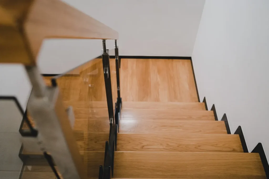 Drewniane schody z balustradą w nowoczesnym wnętrzu
