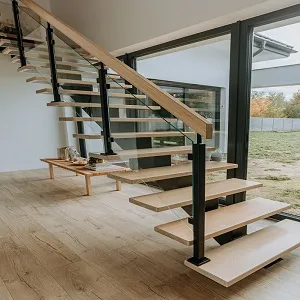 Nowoczesne schody drewniane z balustradą w domu.