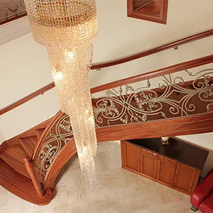 Elegancki żyrandol przy ozdobnych schodach drewnianych.