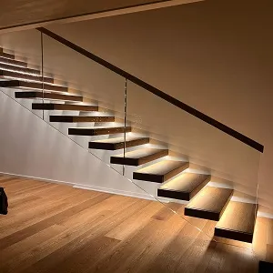 Nowoczesne schody z podświetleniem LED, minimalistyczny design.