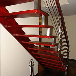 Nowoczesne drewniane schody z metalowymi poręczami