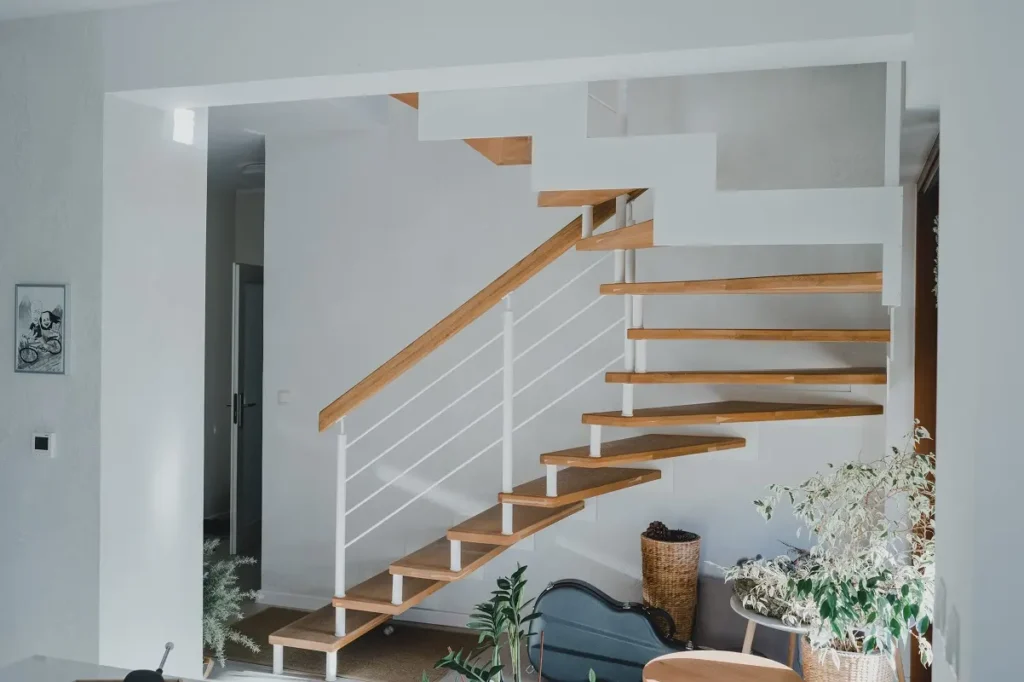 Drewniane schody w nowoczesnym wnętrzu domu