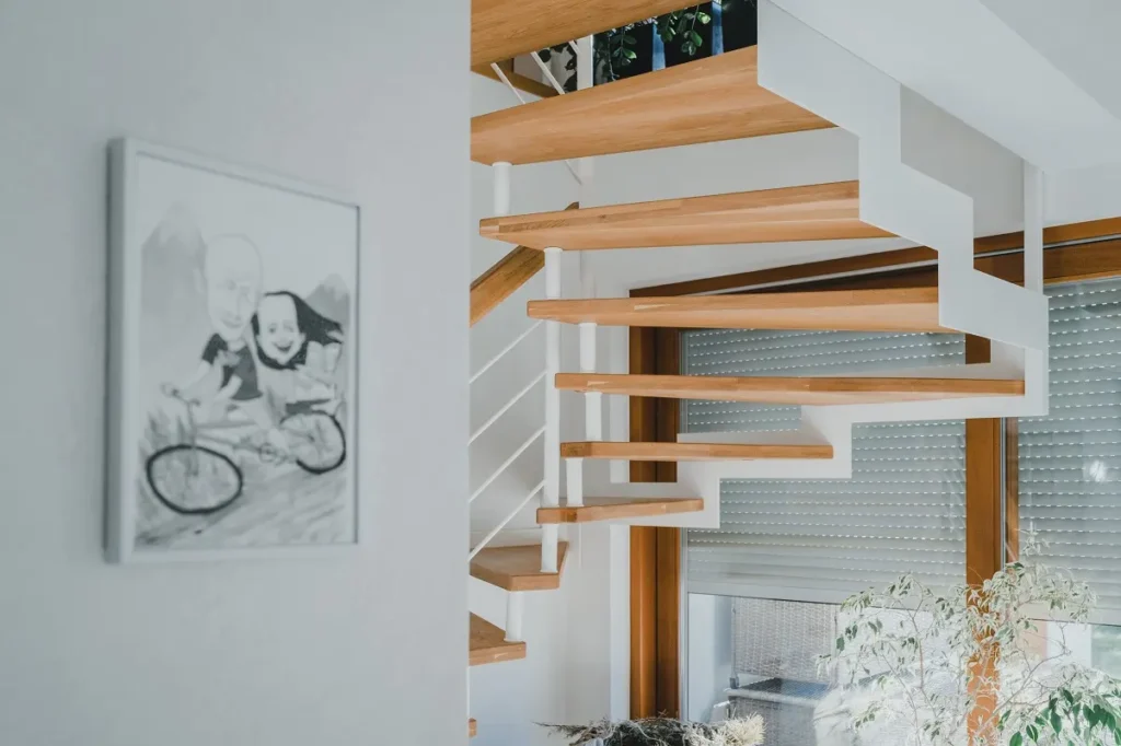 Nowoczesne drewniane schody w jasnym wnętrzu