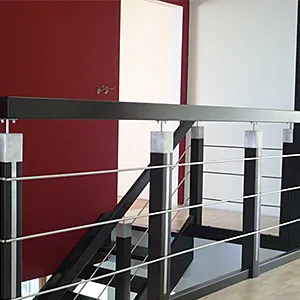 Nowoczesna balustrada wewnętrzna z metalu i szkła.