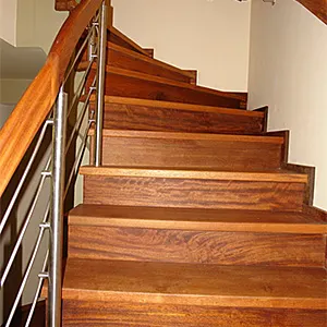 Drewniane schody w nowoczesnym domu