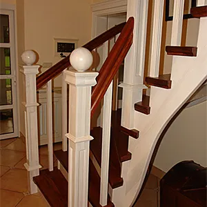 Drewniane schody w nowoczesnym wnętrzu domu