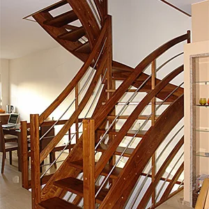 Drewniane schody kręte w nowoczesnym wnętrzu