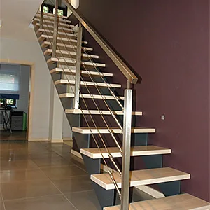 Nowoczesne schody z poręczą w domu