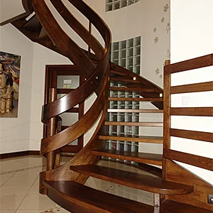 Drewniane, spiralne schody w nowoczesnym wnętrzu