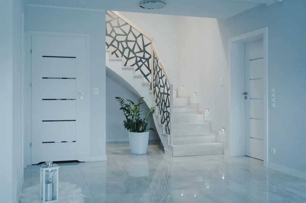 Nowoczesne wnętrze z białymi drzwiami i schodami.
