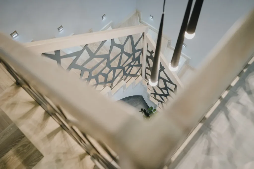Nowoczesne drewniane schody z geometryczną balustradą