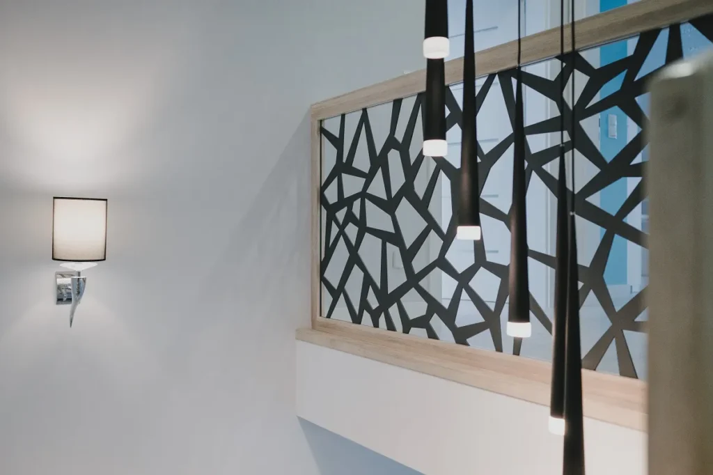 Nowoczesne oświetlenie wnętrza z geometrycznym wzorem