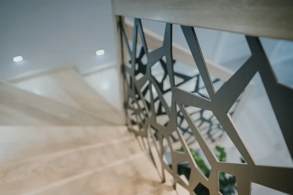 Nowoczesna balustrada na klatce schodowej wewnątrz budynku.