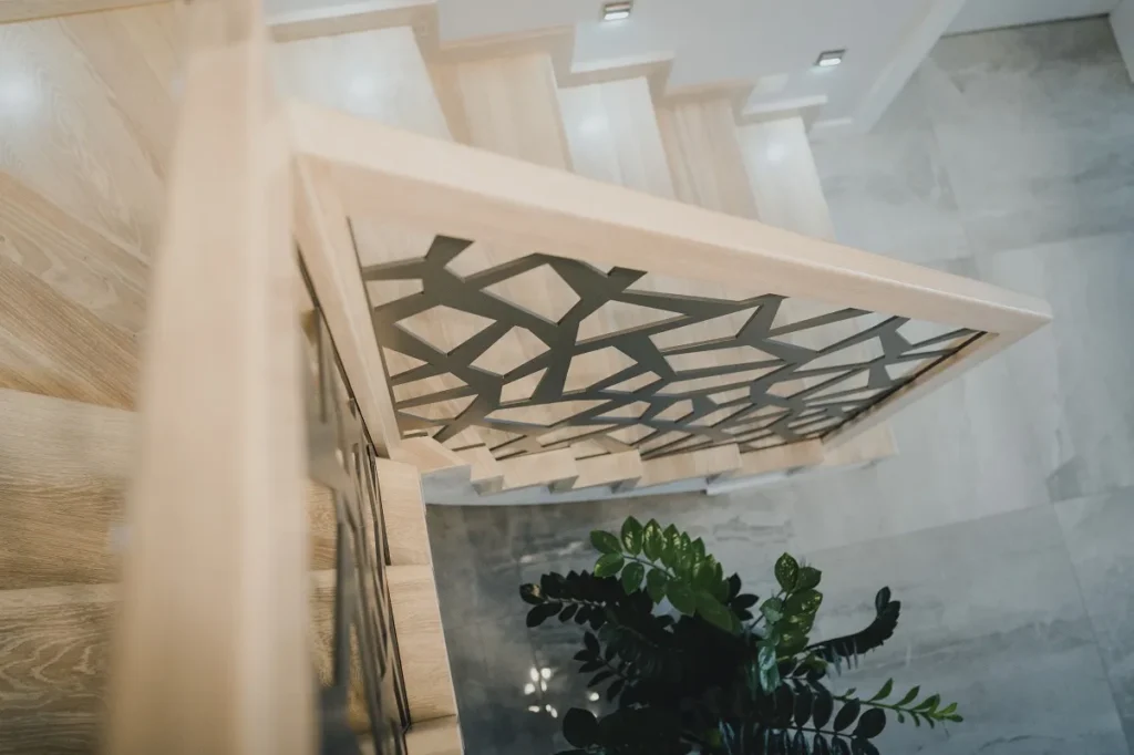 Nowoczesne schody z metalową balustradą i rośliny