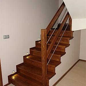 Drewniane schody z oświetleniem LED