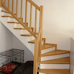 Drewniane schody z balustradą w domu.