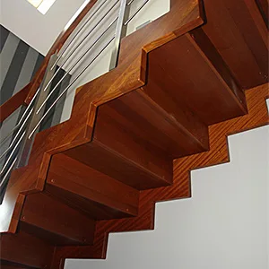 Drewniane schody z nowoczesną balustradą