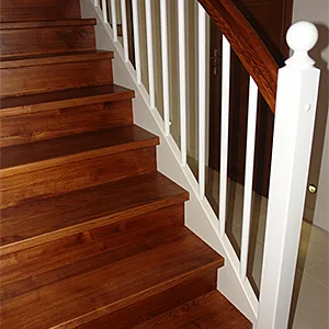 Drewniane schody z białą poręczą wewnętrzne