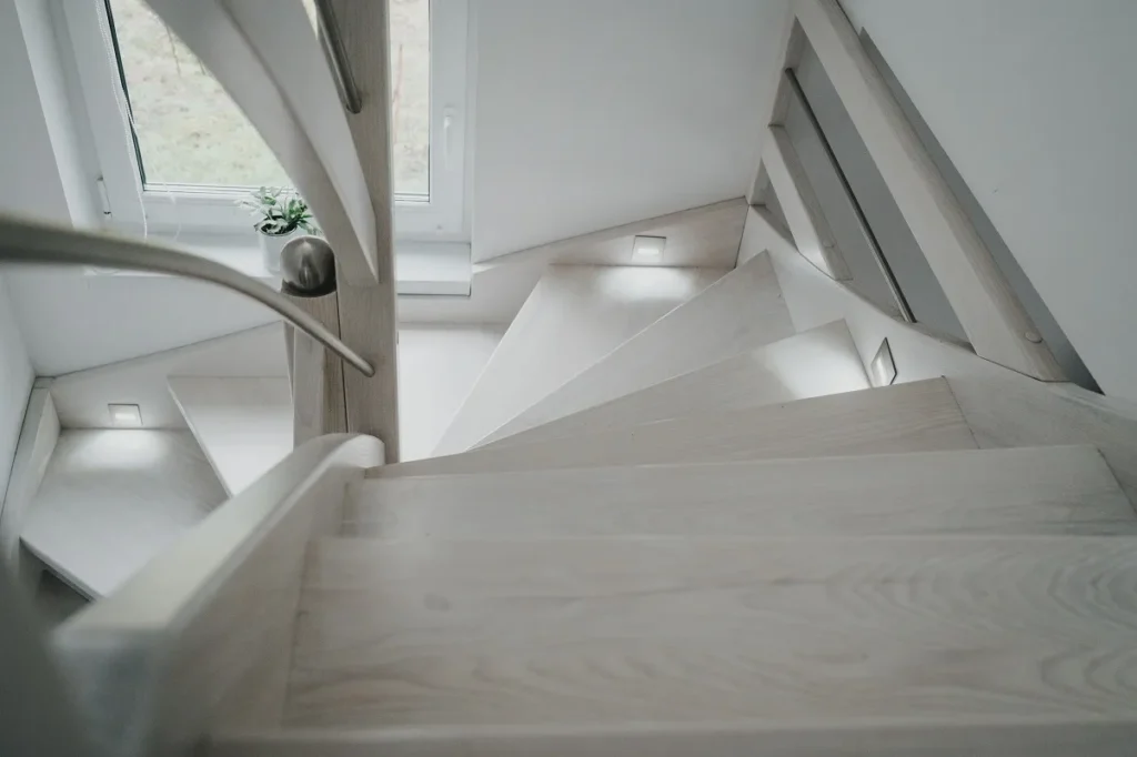 Drewniane schody z oświetleniem LED i rośliną