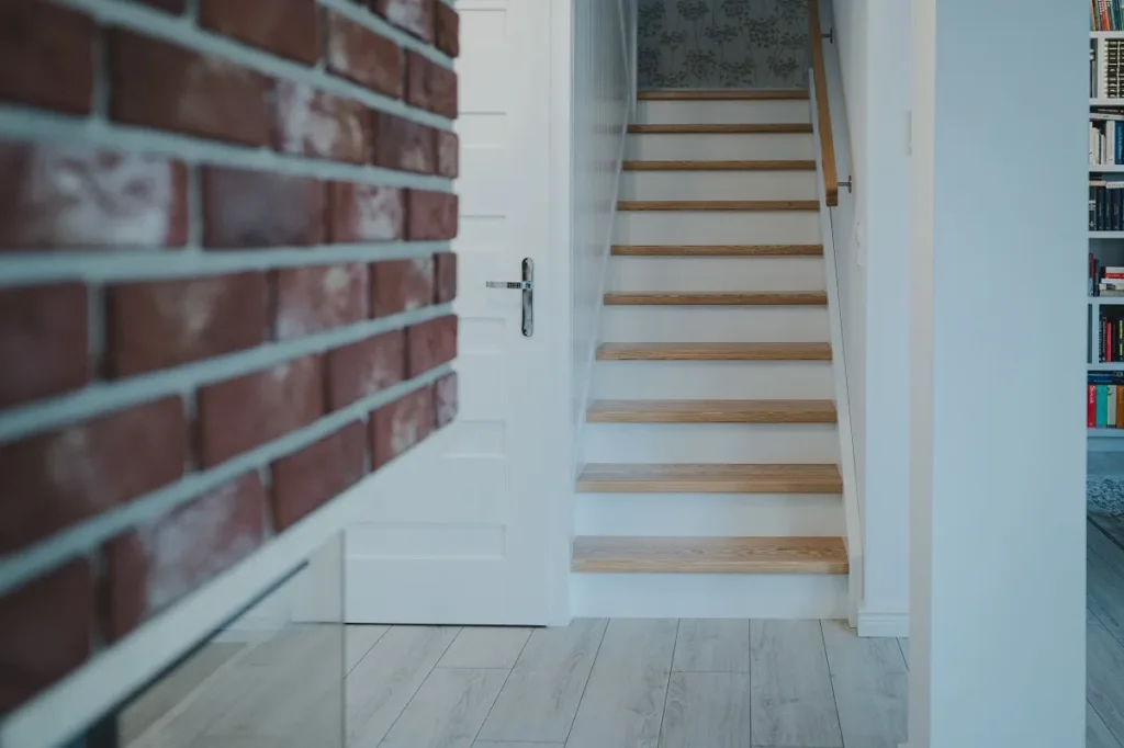 Nowoczesne schody drewniane w jasnym wnętrzu