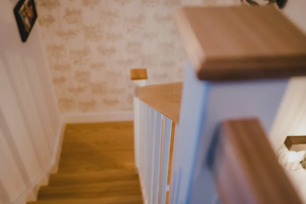 Drewniane schody wewnętrzne z poręczą