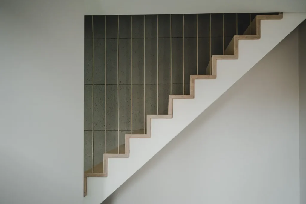 Nowoczesne, minimalistyczne schody wewnętrzne z balustradą