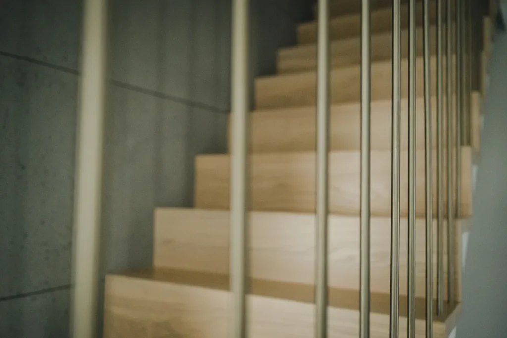 Drewniane schody z metalową balustradą