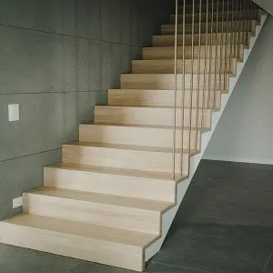 Nowoczesne drewniane schody w minimalistycznym wnętrzu.