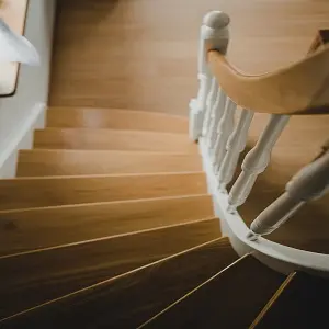 Drewniane schody z poręczą w domu