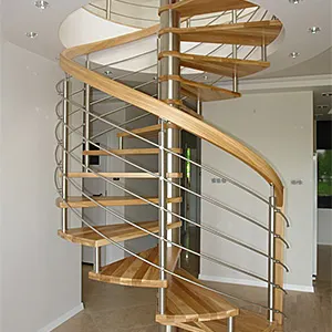 Drewniane schody spiralne w nowoczesnym wnętrzu.