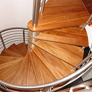 Wkręcane schody drewniane z metalową balustradą