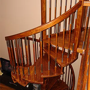 Drewniane kręcone schody z balustradą