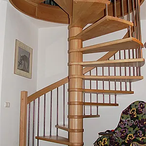 Drewniane schody kręcone w nowoczesnym wnętrzu