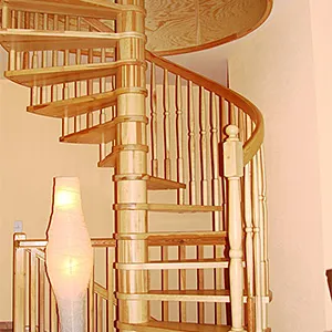 Drewniane spiralne schody w jasnym wnętrzu