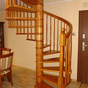 Drewniane schody kręcone w salonie